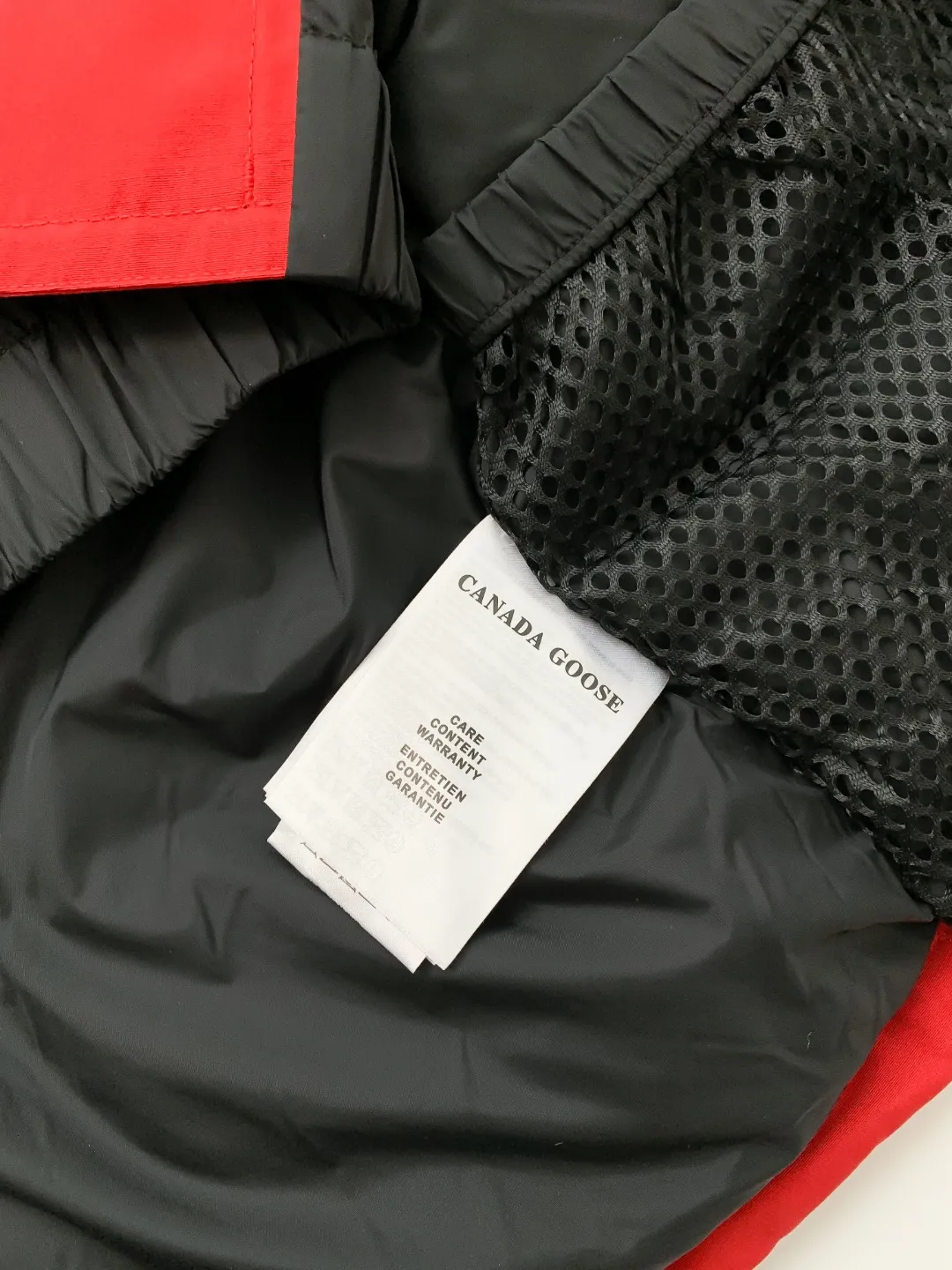 P780 Fake model pictures were taken at home. Colleagues please do not pass them off as stolen pictures! Style number: Y60-🇨🇦CANADA GOOES 24 new styles 08 styles/couple styles Factory direct supply: supplying global purchasing agents, micro-businesses, entities, Tmall, high-end stalls and studio cooperation, free shipping! Canada Goose Expedition Parka 2008 is the same style for men and women. It is mid-length and the most timeless classic. All Arctic and Antarctic scientific expedition teams choose Canada Goose as their cold-proof equipment. It is the Rolls-Royce of down jackets. ➖ Industry-leading anti-counterfeiting chip sensing. ➖ Imported Behringer embroidery machines and customized embroidery labels, the highest level and industry leading. ➖ Imported Korean 21-count polyester-cotton blended original fabric, TC85 waterproof coated fabric, water-repellent, windproof and wear-resistant. ➖ The new national standard 80 white duck down is filled with an average of 520 grams of down. The amount of down filled is industry-leading. ➖ 100% nylon lining with double double-layer sealing design to prevent velvet running, and seamless thread design on the cuffs! ➖ Western Canadian Green Wolf Collar. ➖ Yoshida YKK provides original factory-customized electroplated sliders. YKK two-way lockable zippers are tight and smooth and do not peel off paint. ➖ 3M composite Velcro is durable and the accessories and hardware are all custom-made. Note: Our copywriting is only simple and clear. Instead of bragging about the copywriting, it is better to compare and understand with samples. Only for the purest goose, the most dedicated, the most professional, the highest quality, the highest cost performance! Color: white red blue gray camouflage navy black SIZE:XS-XXL